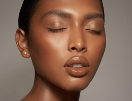 Femme noire avec un makeup nude, maquillage nude